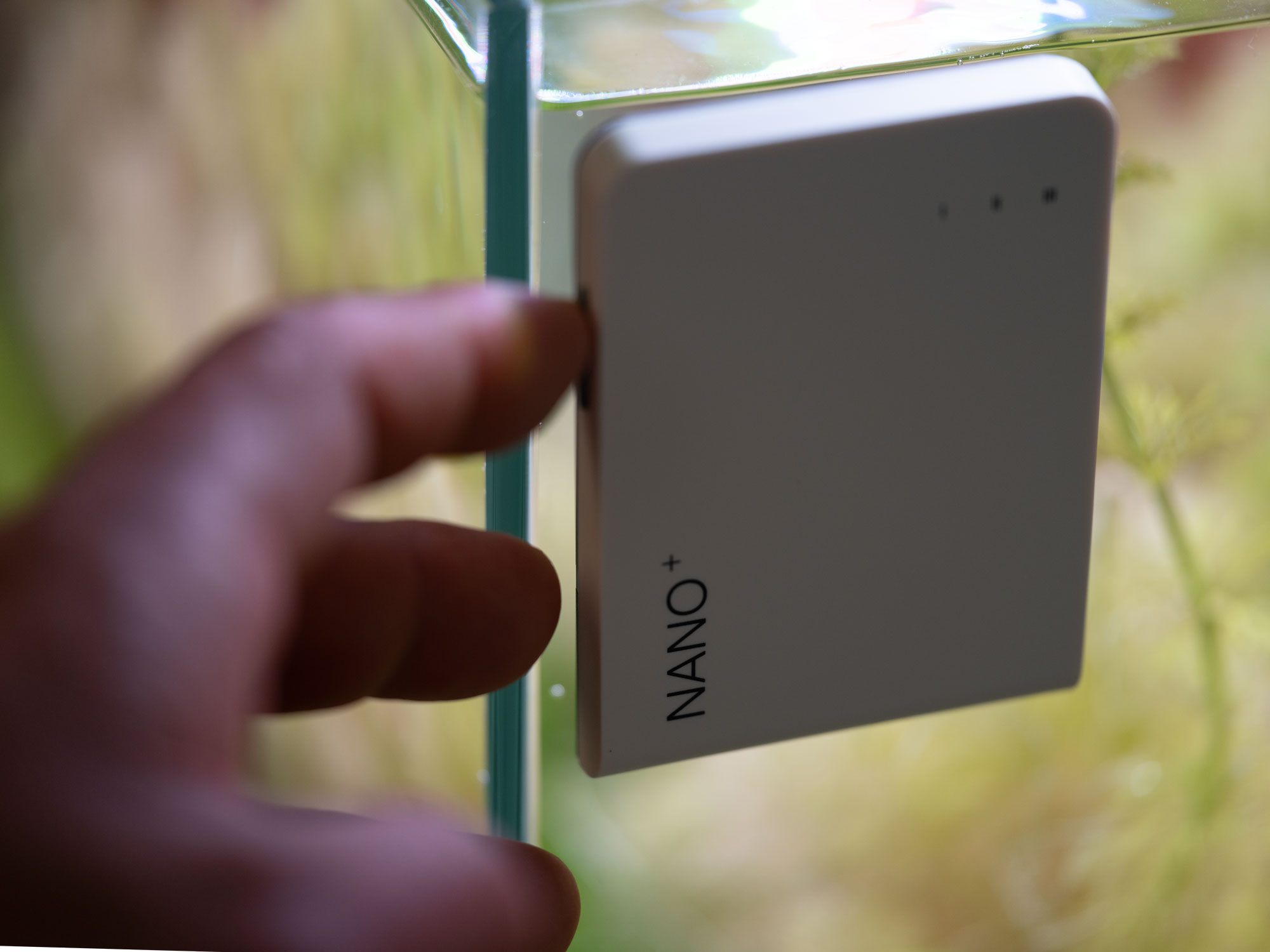 Twinstar Nano aquarium sterilizer controller – easy installation on aquarium glass for algae prevention and clear water